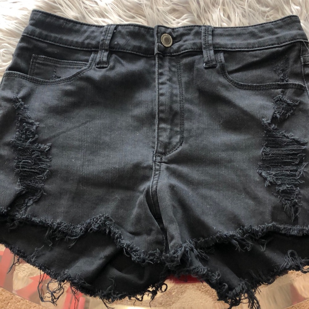 Ripped short jeans. Ash black.